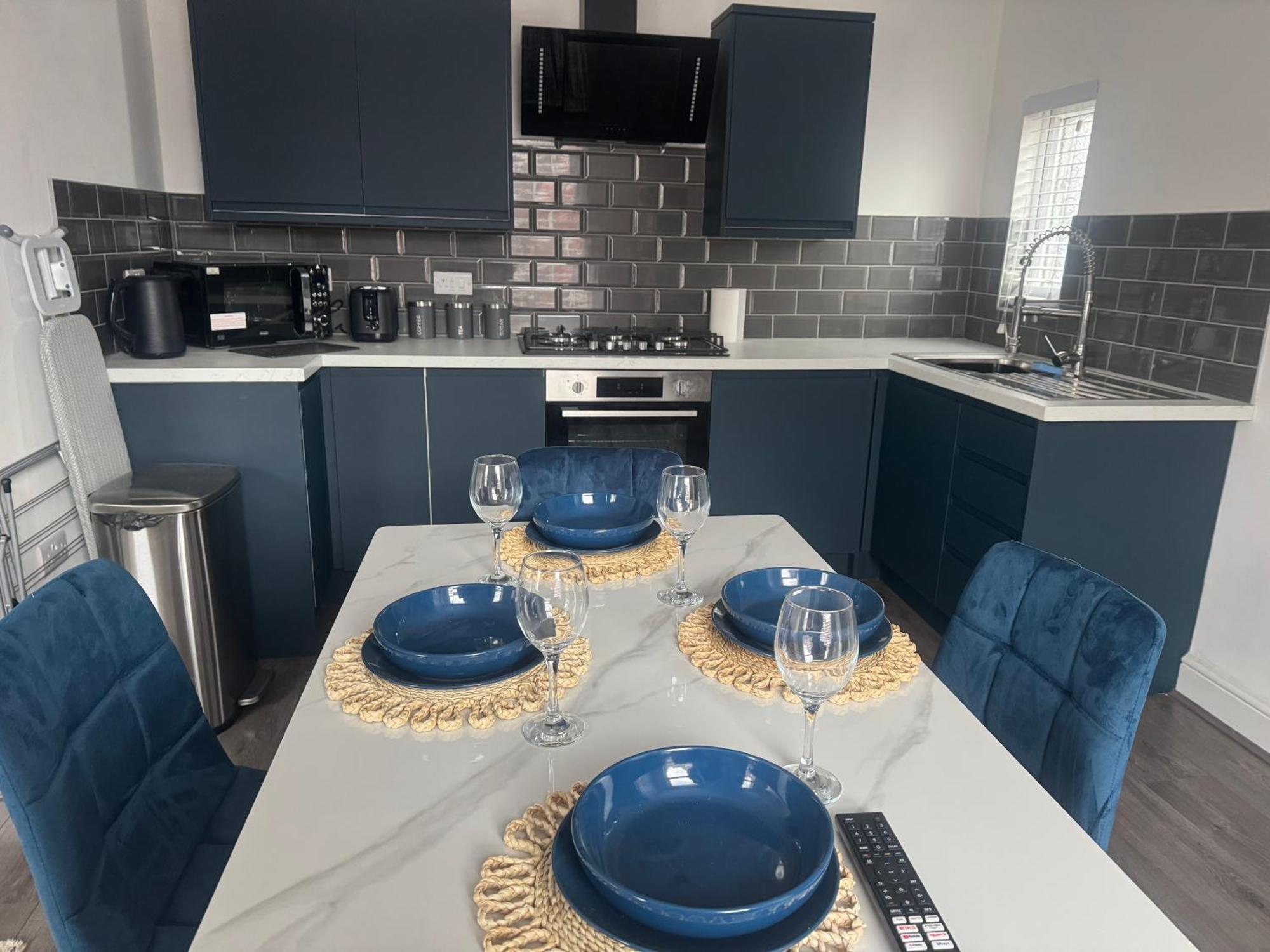 New Duplex Liverpool Apartment, Free On Street Parking, Tv To All Rooms, Sound System, Laundry Exterior photo